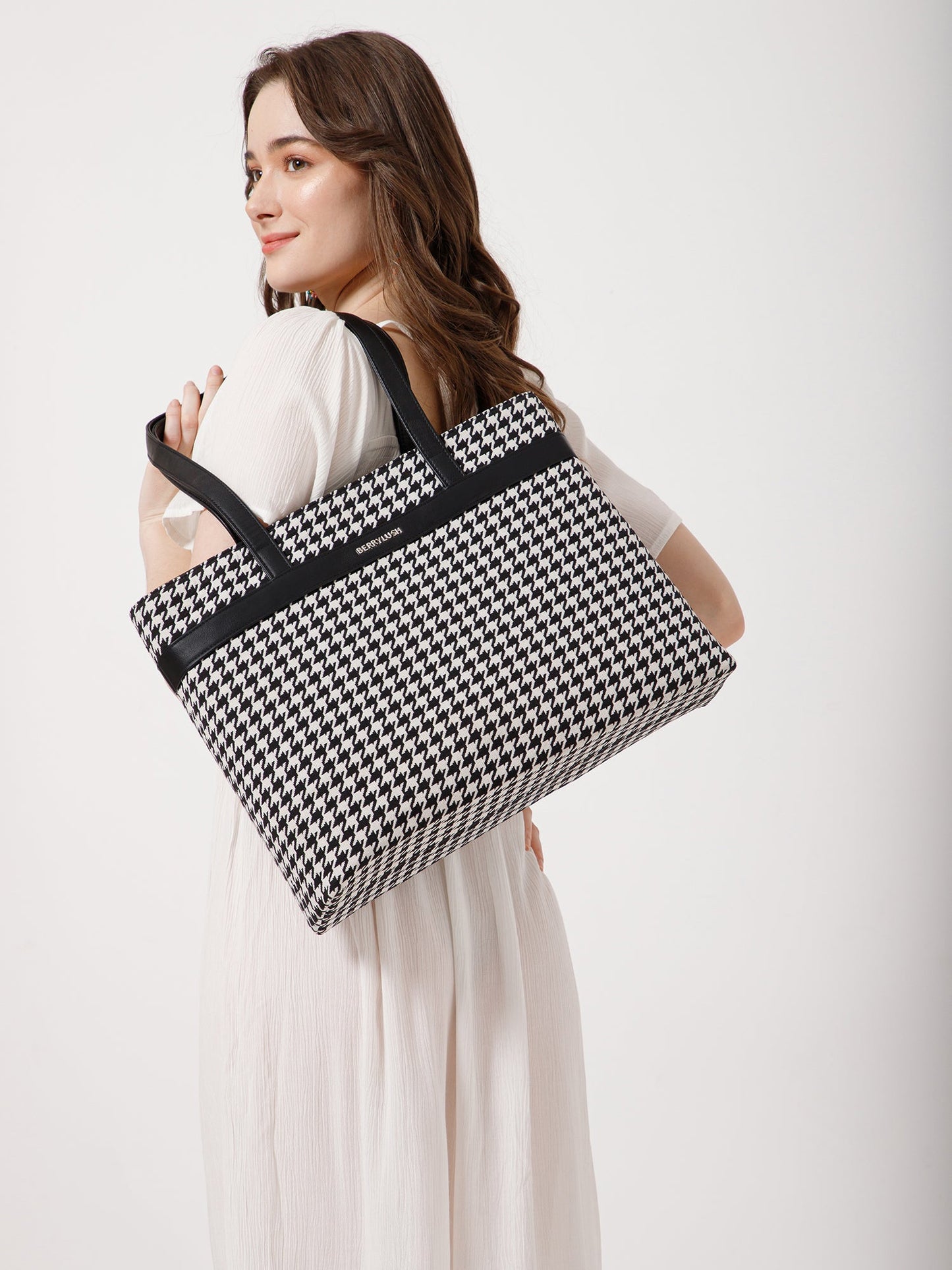 Berrylush Women Black & White Geometric Printed Polyester Zipper-Up Two-Handle Tote Bag